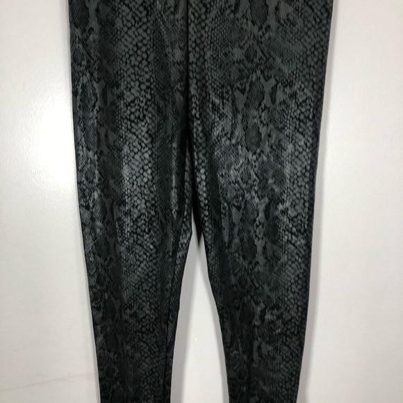 PINK Victoria’s Secret Women’s Black Knockout Tight Snakeskin Print Leggings - Picture 2 of 13